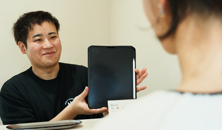 説明をするスタッフ