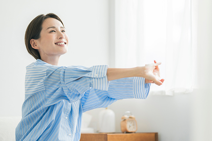 背伸びをする女性