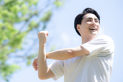 ストレッチする男性